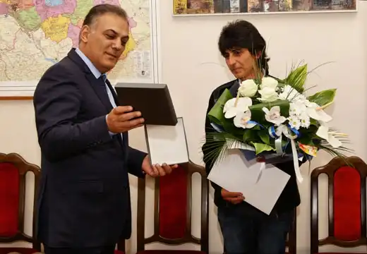 Նախարար Գագիկ Բեգլարյանն անվտանգ երթեւեկություն է մաղթել տաքսու առաջին կին վարորդին