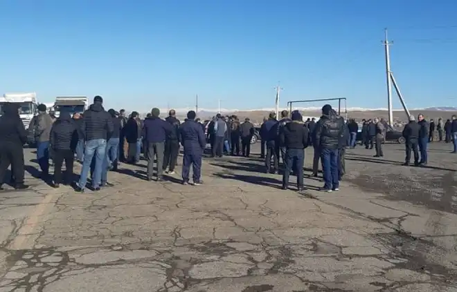 Գերութեան մէջ գտնուող շիրակցիներու ծնողները ճանապարհ փակեցին