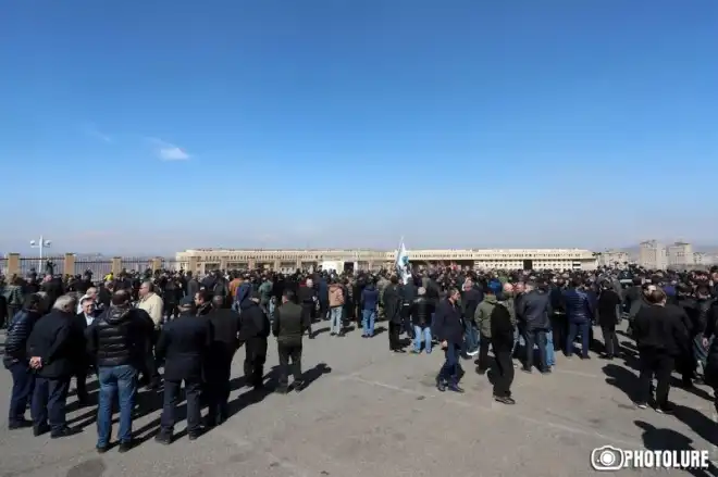 Յանուն Գլխաւոր Շտաբին. Զօրակցութեան հաւաք ՊՆ-ի շէնքին մօտ