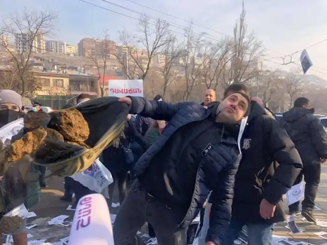 Ցուցարարները աթարով լեցուած պարկեր նետեցին Ազգային Ժողովի մուտքէն ներս