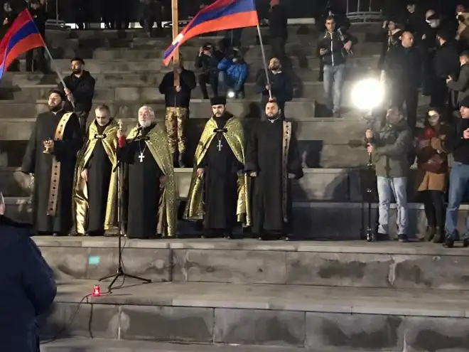 Եռաբլուրի մէջ տեղի ունեցաւ բազմահազար նահատակներու հոգեհանգստեան արարողութիւն