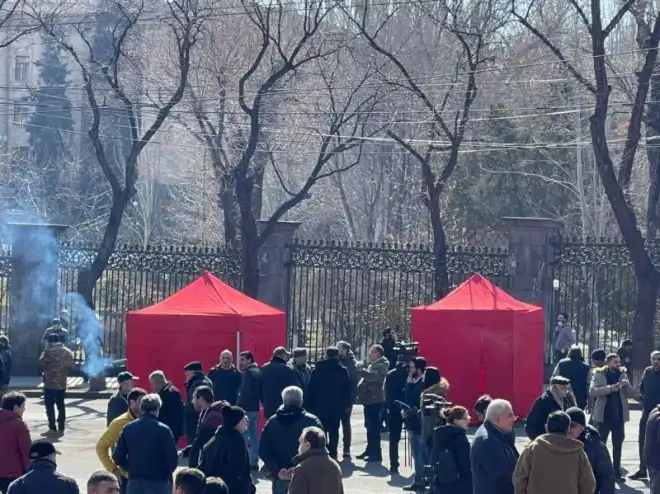 Բաղրամեան փողոցը փակ է. Ընդդիմութեան համակիրներ կը հասնին Ազգային Ժողովի դիմաց