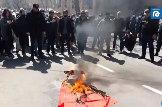 ՀՅԴ-ի անդամներ թրքական դրօշը հրկիզեցին Անվտանգութեան Խորհուրդի շէնքին դիմաց (Տեսանիւթ)