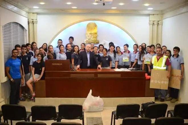 Մեսրոպեան Վարժարանի  Աշակերտները    Կը Մասնակցին  Հանրօգուտ Արշաւի Մը (Լուսանկար)