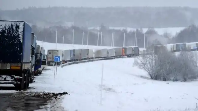 Լարսի անցակէտին վրայ մեծ խցանումներ.Հարիւրի չափ հայկական բեռնատարներ մնացած են սահմանամուտքին