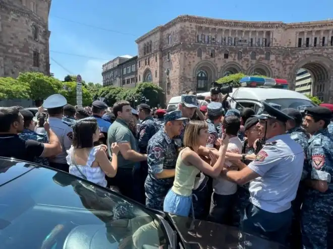 Երեւանի  մէջ բողոքի խաղաղ   հաւաքը  վերածուցաւ բռնութիւններու (Տեսանիւթ,Լուսանկարներ)