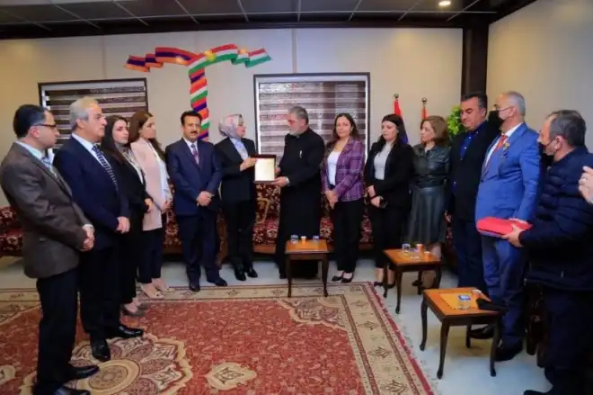 Քիւրտիստանի խորհրդարանի պատգմաւորներու պատուիրակութիւն մը այցելած է Տըհոքի Սուրբ Ներսէս եկեղեցի