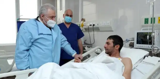 Պաշտպանութեան նախարարը այցելած է ձիւնաբուքէն տուժած զինծառայողին