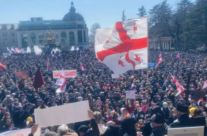 Թիֆլիսի մէջ լարուած մթնոլորտ. Հազարաւորներ ցոյցի իջած են թրքական ընկերութեան մը դէմ