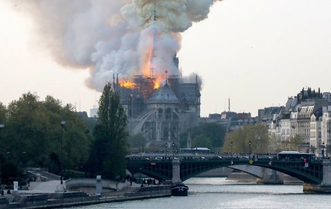 850 տարեկան կառույցը՝ Փարիզի Աստվածամոր տաճարն այրվում է. Լուսանկար