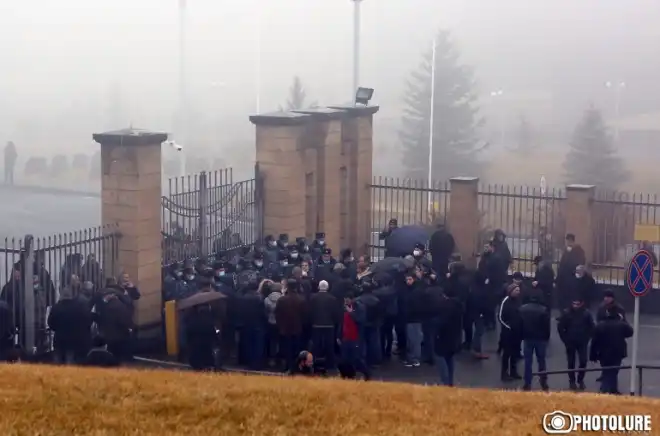 Լարուած մթնոլորտ Պաշտպանութեան նախարարութեան մուտքին մօտ