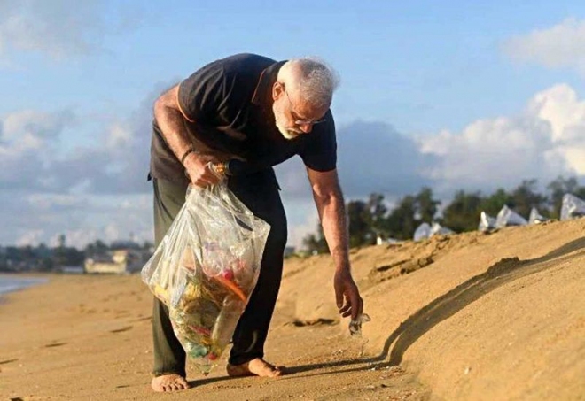 Հնդկաստանի վարչապետը ծովափը մաքրելու աշխատանքներուն կը մասնակցի