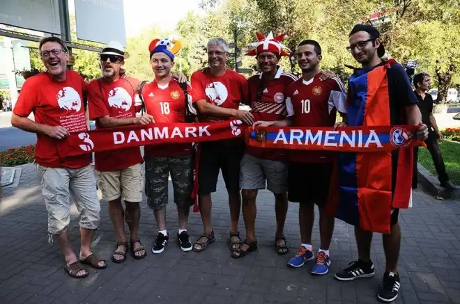 Դանիացի երկրպագուների  հայերեն տեքստը (լուսանկար)