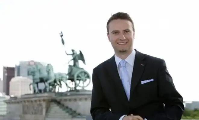 Ատրպէյճանէն կաշառք ստանալու մէջ մեղադրուած գերման պատգամաւորը հրաժարած է իր մանտաթէն