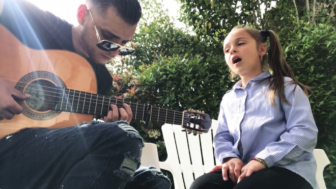 Օտար աղջնակը հուզիչ ձայնով կատարում է Ազնավուրի երգը. Տեսանյութ