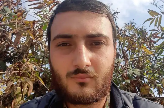 Պաքուի բանտերուն մէջ գտնուող ռազմագերի՝ Մելս Ամբարդեանի եղբայրը նստացոյց սկսած է