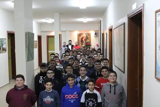 Պիքֆայա. Սաները   Զարդարեցի Ամանորեայ  Տօնածառը