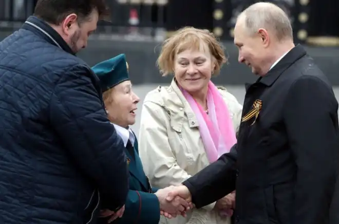 Փութին անմիջական շփում ունեցաւ Մայիսեան զօրահանդէսի մասնակիցներուն հետ