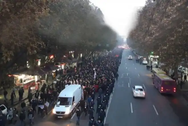 Փաշինեանի հեռացման պահանջով երթ՝ Երեւանի մէջ