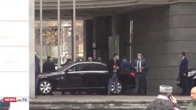 Նիկոլ Փաշինեան այցելած է Կրթութեան նախարարութիւն. շէնքը շրջապատուած էր ոստիկաններով