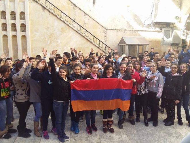 Լաթաքիայում  դպրոցականները եռագույնով են դիմավորել Հայաստանից ուղարկված օգնությունը. լուսանկար