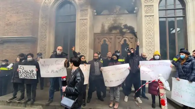 Վրաստանի ԱԳՆ-ի շէնքին առջեւ միջադէպ