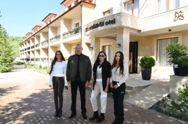 Ալիեւներները ներկայ եղած են Շուշիի մէջ գտնուող պանդոկի բացման