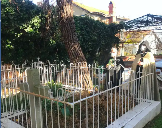 Պոլսոյ  մէջ   յիշատակուած է  Գնալը կղզիի եկեղեցւոյ    գլխաւոր բարերար՝  Սարգիս Թաշճեան