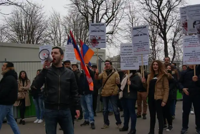Փարիզ. «Նազարբէկ»ի Բողոքի Ցոյցը   Վիժեցուցուց «Խոճալու 613» համերգը