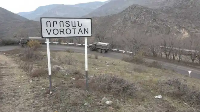 Ատրպէյճանցիք տապալած են Որոտանի համայնքի ցուցանակը (Տեսանիւթ)