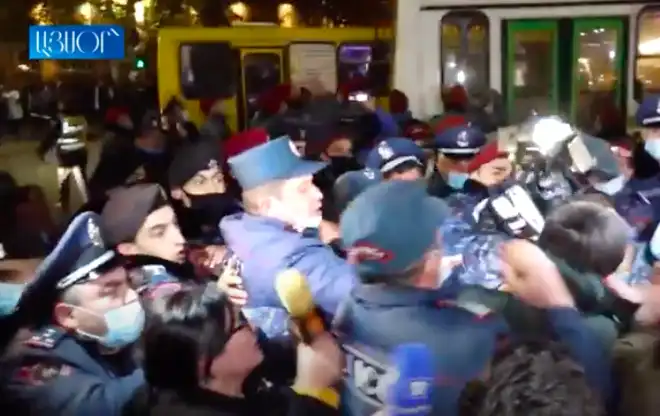 Ոստիկանները  բռնութիւն  գործադրած են  «Երկիր մետիա» կայանի լրագրողին դէմ (Տեսանիւթ)