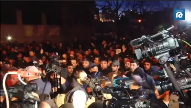 Բաղրամեանի վրայ ընդդիմութիւնը կը փորձէ փակել ԱԺ գլխաւոր մուտքերը