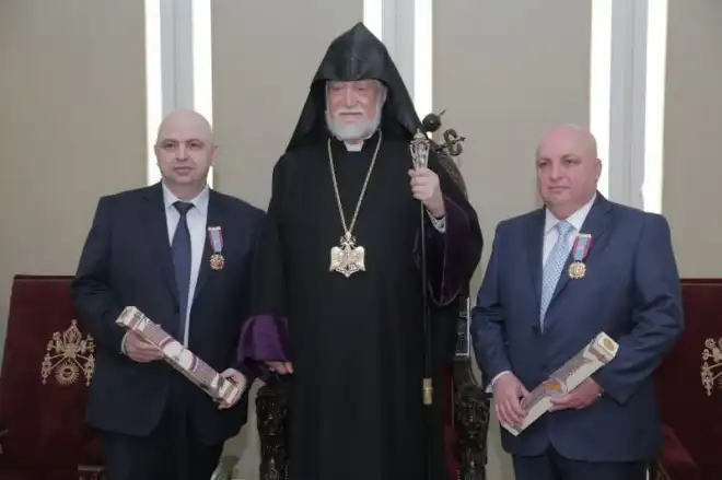 Արամ Ա. կաթողիկոս «Ասպետ»-ի շքանշանով պարգեւատրած է Արամ եւ Ռաֆֆի Մալեանները (Լուսանկարներ)