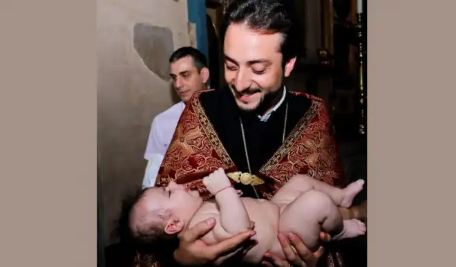 Ինքնաշարժի արկածէ փրկուելէ 6 ամիս ետք Վրացահայ քահանան վերադարձած է ծառայութեան