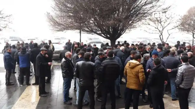 Քաշաթաղի շրջանի բնակիչները հաւաքուած են Կառավարութեան դիմաց՝ փոխհատուցման պահանջով