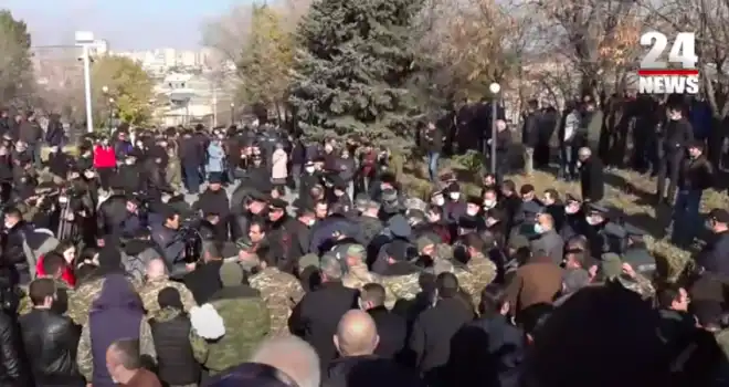 Փաշինեանի   ժամանումէն ետք՝ լարուած   իրավիճակ տիրած է  ՝Եռաբլուրի մէջ (Տեսանիւթը՝ 24News.am-էն)