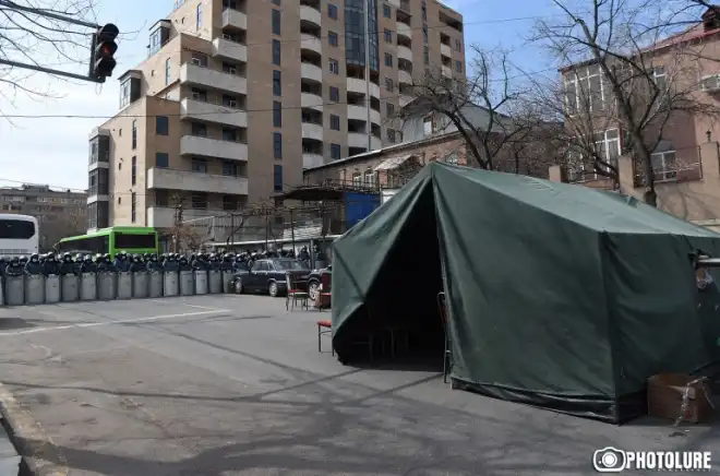 Բաղրամեան պողոտային մէջ ընդդիմութեան ճամբար է. Ռուսական մամուլին անդրադարձը