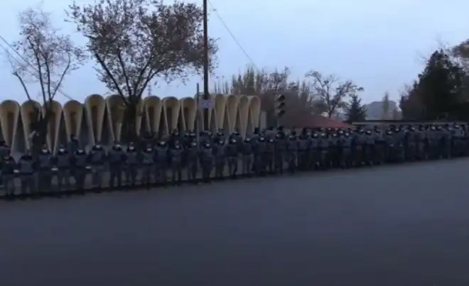 Փաշինեանի կառավարական առանձնատունը շրջապատուած է մեծաթիւ ոստիկանական ուժերով (Տեսանիւթ)