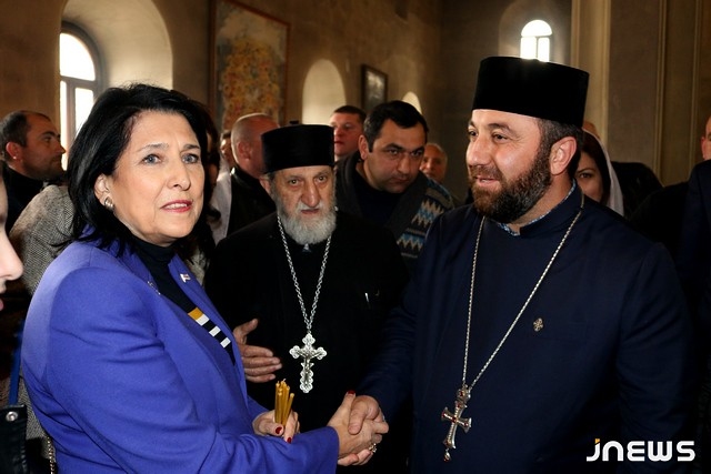 Վրաստանի նախագահն այսօր այցելել է Ախալքալաքի Սուրբ Խաչ հայկական եկեղեցի