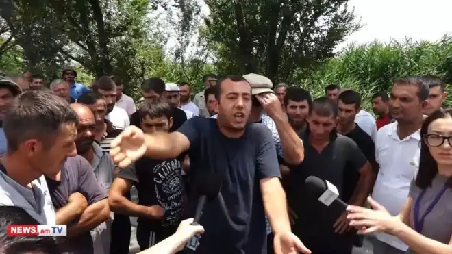 Ջուրի տագնապ Արմաւիրի  մէջ. Գիւղացիք  ճանապարհը  փակած են