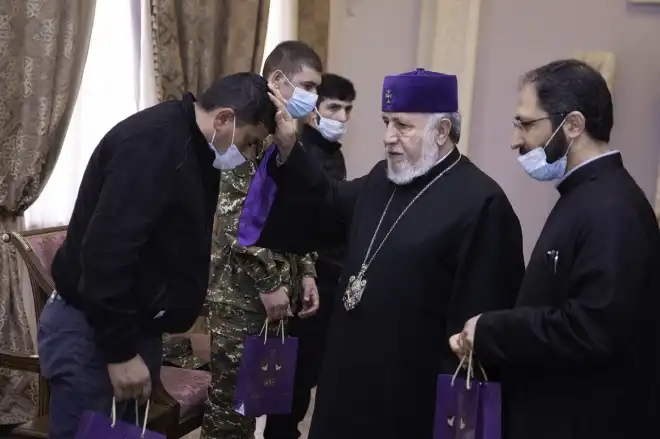 Ամենայն Հայոց Կաթողիկոսն ընդունեց Աւստրիա բուժման մեկնող զինուորականները