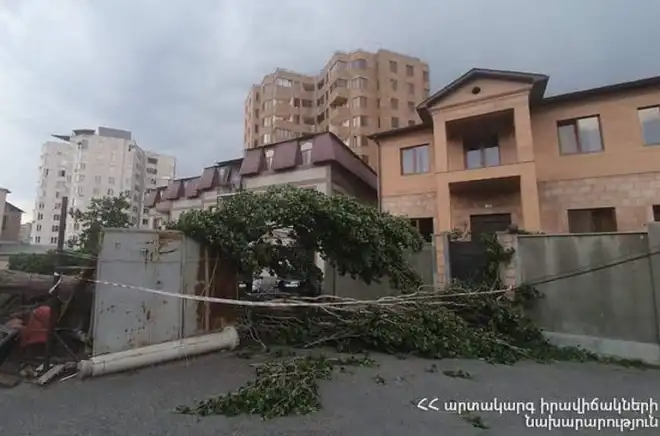 Երեւանի մէջ բարձրացած քամին նիւթական մեծ վնասներ պատճառած է (Լուսանկարներ)
