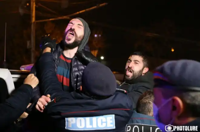 Երեւանի մէջ Փաշինեանի հրաժարման պահանջով բողոքի գործողութիւնները կը շարունակուին (Տեսանիւթ)