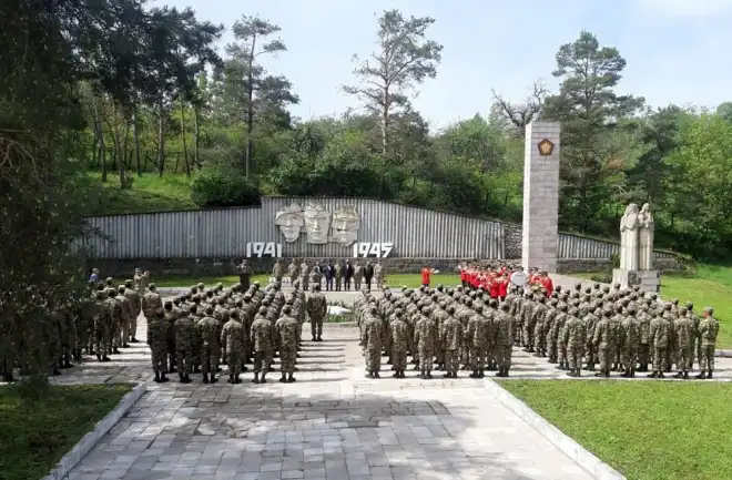 Ատրպէյճանցիք Շուշիի մէջ նշած են Հայրենական պատերազմի 76-րդ տարեդարձը (Լուսանկար)