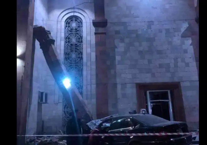 Ծանր  արկած  Երեւանի մէջ. Վարորդը    հարուածած  է  ու վար  առած «Կինո  Հայրենիք»ի   սիւնը