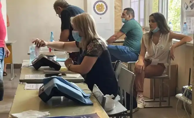 Երեւանի մէջ բնականոն կերպով կ՚ընթանան ընտրութիւնները (Լուսանկարներ)