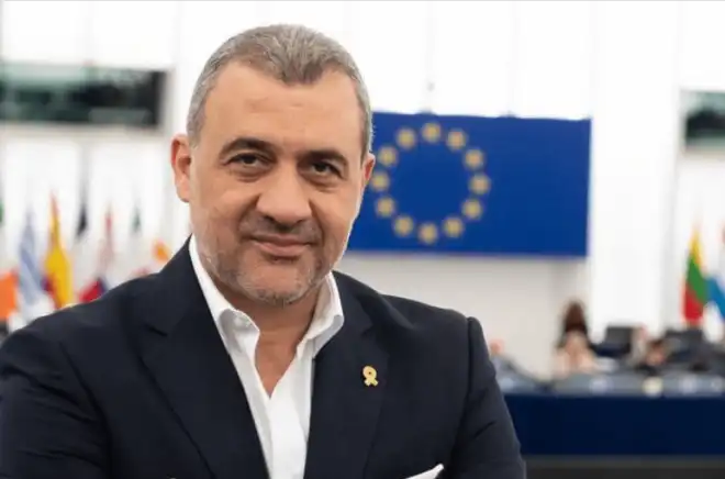 Եւրոպացի գործիչը բարձրացուցած է Շուշիի հայկական եկեղեցիներու հարցը