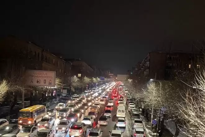 Երեւան  քաղաքը անդամալուծուած. Բողոքի  գործողութիւնները   կը շարունակուին (Տեսանիւթ)