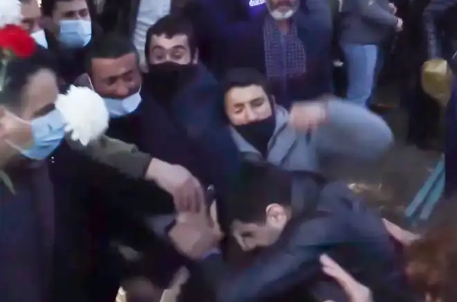 Եռաբլուրի մէջ  ծեծկռտուք  եղած է (Տեսանիւթ)