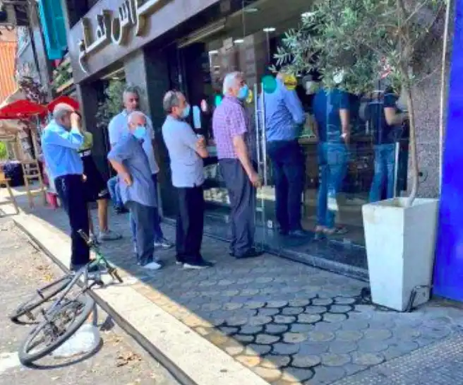 Հերթը հասաւ սուրճին. Պէյրութի  մէջ քաղաքացիներ հերթի կանգնած են սուրճ գնելու համար